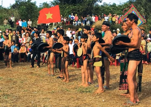 Đội chiêng xã Trường Xuân, huyện Đắk Song biểu diễn trong lễ sum họp cộng đồng .