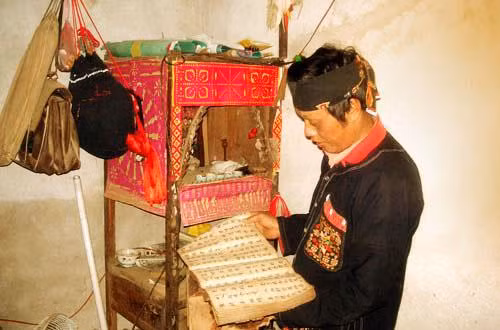 Lời răn dạy là những câu nói có vần, có nhịp điệu về giáo lý, đạo đức trong gia đình, cộng đồng được ghi chép trong sách cổ người Dao. Ảnh:Tư liệu