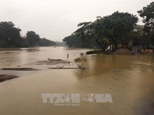 Nước lên nhanh gây ngập lụt nhiều vùng trong tỉnh.Ảnh: Quốc Việt – TTXVN