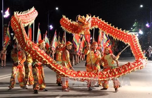 Các diễn viên tham gia biểu diễn tại Lễ hội dân gian đường phố. Ảnh: Trung Kiên - TTXVN