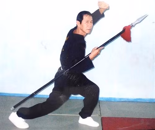 Đại võ sư Nguyễn Minh Trí biểu diễn thương quyền