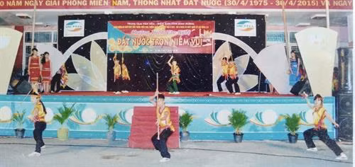 Các môn sinh của phái Thiếu Lâm Long Phi biểu diễn võ nhạc