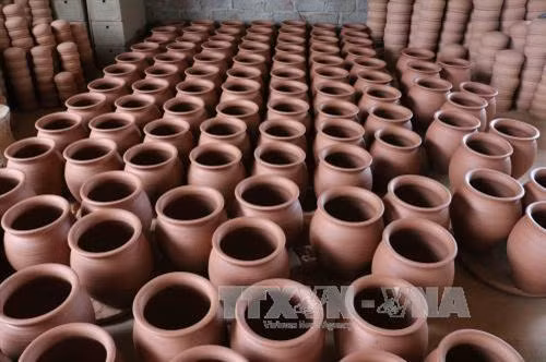 Gốm được mang phơi trước khi vào lò nung. Ảnh: Thanh Thương - TTXVN