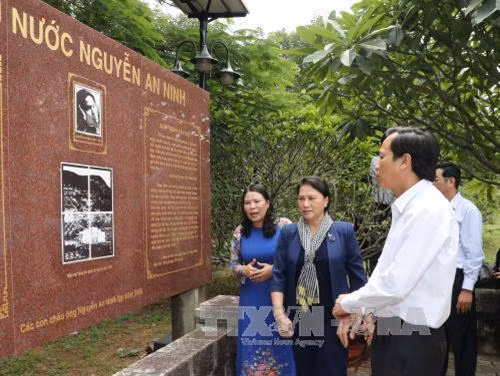 Chủ tịch Quốc hội Nguyễn Thị Kim Ngân dâng hương tại khu mộ Nhà yêu nước Nguyễn An Ninh. Ảnh: Trọng Đức - TTXVN
