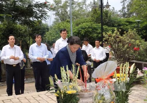 Chủ tịch Quốc hội Nguyễn Thị Kim Ngân dâng hương tại khu mộ Nhà yêu nước Nguyễn An Ninh. Ảnh: Trọng Đức - TTXVN