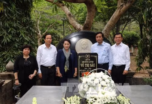 Chủ tịch Quốc hội Nguyễn Thị Kim Ngân dâng hương tại mộ Anh hùng Liệt sĩ Võ Thị Sáu. Ảnh: Trọng Đức - TTXVN