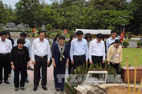 Chủ tịch Quốc hội Nguyễn Thị Kim Ngân đặt vòng hoa, dâng hương tưởng niệm các Anh hùng Liệt sĩ tại Nghĩa trang Hàng Dương thuộc huyện Côn Đảo tỉnh Bà Rịa - Vũng Tàu. Ảnh: Trọng Đức - TTXVN