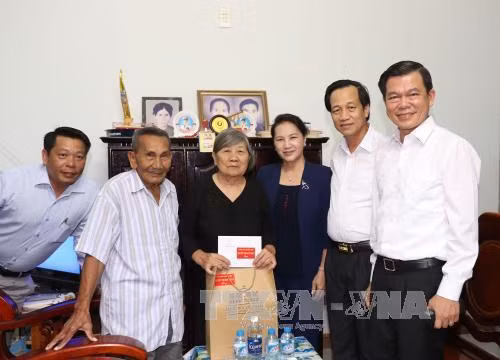 Chủ tịch Quốc hội Nguyễn Thị Kim Ngân thăm và tặng quà gia đình ông Phan Hoàng Anh, bị địch bắt tù đày, thương binh 31%. Ảnh: Trọng Đức - TTXVN