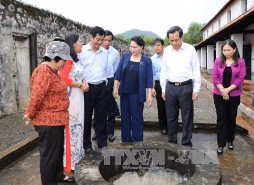 Chủ tịch Quốc hội Nguyễn Thị Kim Ngân thăm Di tích nhà tù chuồng cọp của Thực dân Pháp. Ảnh: Trọng Đức - TTXVN