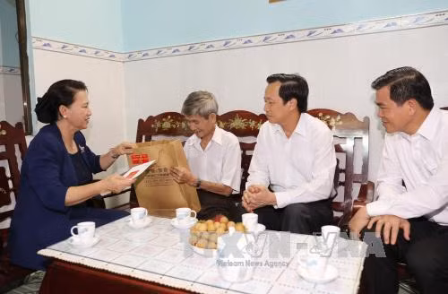 Chủ tịch Quốc hội Nguyễn Thị Kim Ngân thăm và tặng quà cho thương binh Nguyễn Xuân Viên, bị địch bắt tù đày, thương binh 21%. Ảnh: Trọng Đức - TTXVN