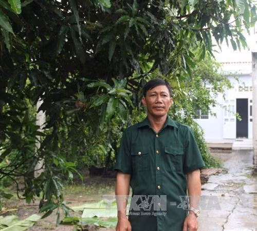 Thương binh Sơn Lộc (người Khmer), ấp Sóc Mới, xã Long Phú, huyện Long Phú, tỉnh Sóc Trăng, chịu khó, giỏi làm kinh tế, là điển hình cho bà con Khmer trong phum sóc noi theo. Ảnh: Trung Hiếu - TTXVN