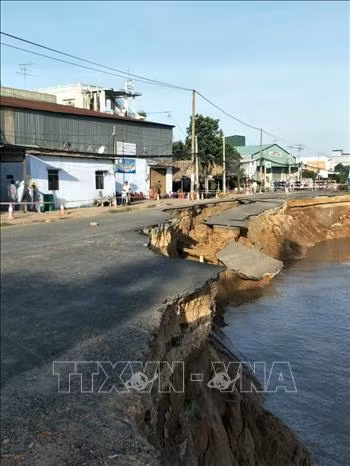 Quốc lộ 91 đoạn đi qua xã Bình Mỹ, An Giang bị sụp hoàn toàn xuống sông Hậu. Ảnh: Công Mạo-TTXVN