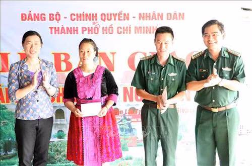 Lãnh đạo Bộ Chỉ huy Bộ đội Biên phòng thành phố Hồ Chí Minh tặng quà cho gia đình Trung úy Giàng A Trừ, Trinh sát viên Đồn Biên phòng Hua Bum - Bộ đội Biên phòng Lai Châu. Ảnh: Công Tuyên-TTXVN