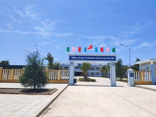 Trường Tiểu học và Trung học cơ sở Căn cứ Cam Ranh mới được thành lập năm 2016. Đây là ngôi trường dành cho con em của các cán bộ, chiến sĩ hải quân đang làm nhiệm vụ giữ bình yên biển đảo quê hương. Ảnh: Hiền Thương