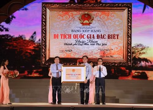 Phó Thủ tướng Vũ Đức Đam trao Bằng xếp hạng di tích Quốc gia đặc biệt đối với tháp Nhạn ở thành phố Tuy Hòa, tỉnh Phú Yên. Ảnh: Phạm Cường-TTXVN