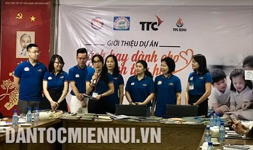 Cô giáo Hoàng Thị Thu Hiền - người khởi xướng dự án Sách hay dành cho học sinh tiểu học cùng các thành viên trong Ban dự án. Ảnh: Thu Hương