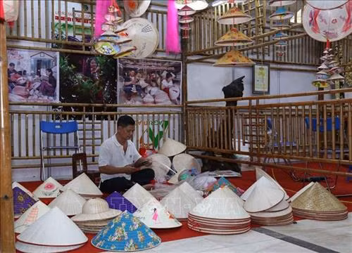 Gian hàng trưng bày sản phẩm nón Làng Chuông tại hội chợ làng nghề Việt Nam. Ảnh: Vũ Sinh - TTXVN