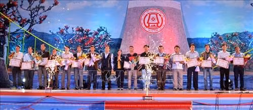 Đêm bế mạc với chủ đề nghệ thuật "Lời hẹn miền thổ cẩm" đã kết thúc Tuần Văn hóa- Du lịch Kon Tum lần thứ 4 năm 2018 tràn ngập tiếng cồng chiêng và nhịp xoang truyền thống mang đặc trưng của đại ngàn, linh hồn của không gian văn hóa cồng chiêng Tây Nguyên. Trong ảnh: Chủ tịch Ủy ban nhân dân tỉnh Kon Tum tặng bằng khen cho 17 đoàn nghệ nhân, nghệ sỹ. Ảnh: Quang Thái- TTXVN