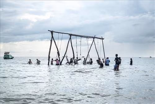 Du khách tắm biển, vui chơi tại Bãi Bàng, thuộc Khu du lịch đảo Lại Sơn. Ảnh: Hồng Đạt - TTXVN