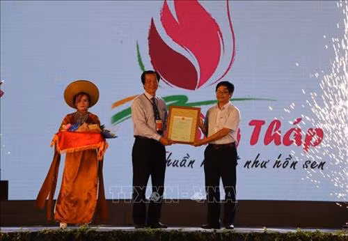 Tỉnh Đồng Tháp đón nhận chứng nhận của Cục Sở hữu trí tuệ về khẩu hiệu du lịch “Thuần khiết như hồn sen”. Ảnh: Chương Đài - TTXVN
