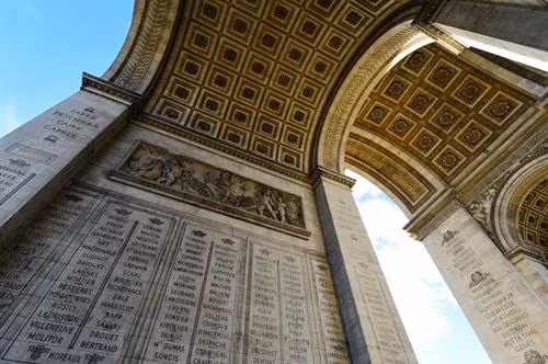 Vào năm 1806, Hoàng đế Napoléon I đã cho xây dựng Khải Hoàn Môn (tiếng Pháp gọi là L’arc de triomphe de l’Étoile) để tôn vinh quân đội, kỷ niệm chiến thắng lẫy lừng của các đạo quân Pháp. Khải Hoàn Môn tọa lạc tại đầu phía tây của Đại lộ Champs-Elysées, giữa quảng trường Étoile - khu vực tập trung khách du lịch. Năm 1616, Hoàng hậu Marie de Médicis đã cho mở một con đường dài có trồng cây hai bên để đi dạo, đó chính là đại lộ này. Công trình do vị kiến trúc sư Jean-Francois Chalgrin (1739-1811) vẽ kiểu theo các đài chiến thắng của thành phố Rome cổ. Bốn tác phẩm điêu khắc lớn nhất là Xuất quân 1792 và Khải hoàn 1810 phía Champs-Elysées, Kháng chiến 1814 và Hòa bình 1815 phía Grande-Armée. Trong đó Xuất quân nổi tiếng hơn cả. Tác phẩm của nhà điêu khắc François Rude cao 11,6 mét, rộng 6 mét. Mặt phía trong bốn chân của Khải Hoàn Môn được trang trí bằng các bức phù điêu miêu tả những trận đánh nổi tiếng. 6 bức phù điêu, 4 phía trên các tượng đài và 2 ở các cạnh bên mô tả những giai đoạn, sự kiện của cách mạng Pháp và đế chế. Ngoài ra bề mặt Khải Hoàn Môn còn có các phù điêu nhỏ khác. Khải Hoàn Môn có kiến trúc vòng cung lớn nhất thế giới với chiều cao 50 mét, rộng 45 mét. Bên dưới vòm cung là phần mộ chiến sĩ vô danh của hai cuộc Thế chiến (từ năm 1920). Vị trí của Khải Hoàn Môn là điểm giao của 12 đại lộ và ba quận. Để tới chân công trình, lối đi có tên Passage du Souvenir được xây dựng ngầm dưới quảng trường. Khải Hoàn Môn từng được dùng làm địa điểm cho các lễ quốc táng. Lễ quốc táng lớn nhất là của Đại văn hào Victor Hugo (năm 1885). Linh cữu của ông được đặt dưới vòm cung để toàn dân Paris tỏ lòng tôn kính. Việc xây dựng từng gặp trở ngại khi Hoàng đế Napoléon I không còn cai trị nước Pháp năm 1814, nhưng sau đó đã được hoàn thành vào năm 1836 dưới triều Vua Louis Philippe. 4 năm sau, hài cốt của Napoléon từ đảo Saint Helena được mang về Pháp, đưa qua Khải Hoàn Môn và chôn cất tại điện Invalides. Khải Hoàn Môn được trang trí bằng nhiều phần điêu khắc nổi, đặc biệt là nhóm các hình nổi có tên "La Marseillaise" hay "Đoàn người tình nguyện ra trận" (The Departure of the Volunteers) do Francois Rude tạc vào năm 1836. Tại đây có khắc tên của hàng trăm danh tướng đại quân Pháp thời Napoléon. Khải Hoàn Môn đứng thứ 10 trong các công trình thu hút nhất của Paris.