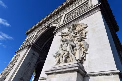 Vào năm 1806, Hoàng đế Napoléon I đã cho xây dựng Khải Hoàn Môn (tiếng Pháp gọi là L’arc de triomphe de l’Étoile) để tôn vinh quân đội, kỷ niệm chiến thắng lẫy lừng của các đạo quân Pháp. Khải Hoàn Môn tọa lạc tại đầu phía tây của Đại lộ Champs-Elysées, giữa quảng trường Étoile - khu vực tập trung khách du lịch. Năm 1616, Hoàng hậu Marie de Médicis đã cho mở một con đường dài có trồng cây hai bên để đi dạo, đó chính là đại lộ này. Công trình do vị kiến trúc sư Jean-Francois Chalgrin (1739-1811) vẽ kiểu theo các đài chiến thắng của thành phố Rome cổ. Bốn tác phẩm điêu khắc lớn nhất là Xuất quân 1792 và Khải hoàn 1810 phía Champs-Elysées, Kháng chiến 1814 và Hòa bình 1815 phía Grande-Armée. Trong đó Xuất quân nổi tiếng hơn cả. Tác phẩm của nhà điêu khắc François Rude cao 11,6 mét, rộng 6 mét. Mặt phía trong bốn chân của Khải Hoàn Môn được trang trí bằng các bức phù điêu miêu tả những trận đánh nổi tiếng. 6 bức phù điêu, 4 phía trên các tượng đài và 2 ở các cạnh bên mô tả những giai đoạn, sự kiện của cách mạng Pháp và đế chế. Ngoài ra bề mặt Khải Hoàn Môn còn có các phù điêu nhỏ khác. Khải Hoàn Môn có kiến trúc vòng cung lớn nhất thế giới với chiều cao 50 mét, rộng 45 mét. Bên dưới vòm cung là phần mộ chiến sĩ vô danh của hai cuộc Thế chiến (từ năm 1920). Vị trí của Khải Hoàn Môn là điểm giao của 12 đại lộ và ba quận. Để tới chân công trình, lối đi có tên Passage du Souvenir được xây dựng ngầm dưới quảng trường. Khải Hoàn Môn từng được dùng làm địa điểm cho các lễ quốc táng. Lễ quốc táng lớn nhất là của Đại văn hào Victor Hugo (năm 1885). Linh cữu của ông được đặt dưới vòm cung để toàn dân Paris tỏ lòng tôn kính. Việc xây dựng từng gặp trở ngại khi Hoàng đế Napoléon I không còn cai trị nước Pháp năm 1814, nhưng sau đó đã được hoàn thành vào năm 1836 dưới triều Vua Louis Philippe. 4 năm sau, hài cốt của Napoléon từ đảo Saint Helena được mang về Pháp, đưa qua Khải Hoàn Môn và chôn cất tại điện Invalides. Khải Hoàn Môn được trang trí bằng nhiều phần điêu khắc nổi, đặc biệt là nhóm các hình nổi có tên "La Marseillaise" hay "Đoàn người tình nguyện ra trận" (The Departure of the Volunteers) do Francois Rude tạc vào năm 1836. Tại đây có khắc tên của hàng trăm danh tướng đại quân Pháp thời Napoléon. Khải Hoàn Môn đứng thứ 10 trong các công trình thu hút nhất của Paris.