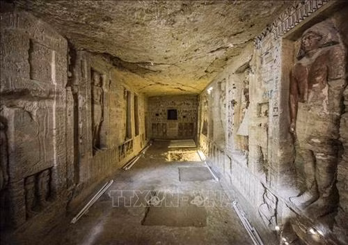 Bên trong ngôi mộ cổ mới được phát hiện tại Saqqara, Ai Cập ngày 15/12/2018. Ảnh: AFP/ TTXVN
