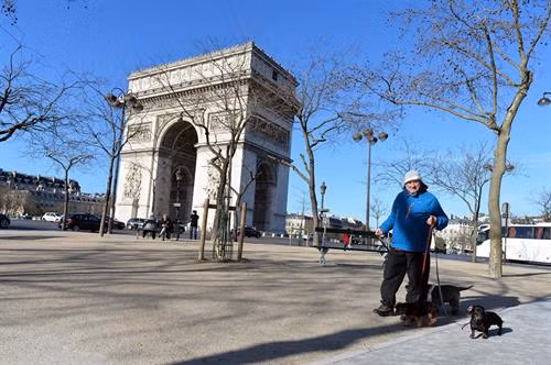 Vào năm 1806, Hoàng đế Napoléon I đã cho xây dựng Khải Hoàn Môn (tiếng Pháp gọi là L’arc de triomphe de l’Étoile) để tôn vinh quân đội, kỷ niệm chiến thắng lẫy lừng của các đạo quân Pháp. Khải Hoàn Môn tọa lạc tại đầu phía tây của Đại lộ Champs-Elysées, giữa quảng trường Étoile - khu vực tập trung khách du lịch. Năm 1616, Hoàng hậu Marie de Médicis đã cho mở một con đường dài có trồng cây hai bên để đi dạo, đó chính là đại lộ này. Công trình do vị kiến trúc sư Jean-Francois Chalgrin (1739-1811) vẽ kiểu theo các đài chiến thắng của thành phố Rome cổ. Bốn tác phẩm điêu khắc lớn nhất là Xuất quân 1792 và Khải hoàn 1810 phía Champs-Elysées, Kháng chiến 1814 và Hòa bình 1815 phía Grande-Armée. Trong đó Xuất quân nổi tiếng hơn cả. Tác phẩm của nhà điêu khắc François Rude cao 11,6 mét, rộng 6 mét. Mặt phía trong bốn chân của Khải Hoàn Môn được trang trí bằng các bức phù điêu miêu tả những trận đánh nổi tiếng. 6 bức phù điêu, 4 phía trên các tượng đài và 2 ở các cạnh bên mô tả những giai đoạn, sự kiện của cách mạng Pháp và đế chế. Ngoài ra bề mặt Khải Hoàn Môn còn có các phù điêu nhỏ khác. Khải Hoàn Môn có kiến trúc vòng cung lớn nhất thế giới với chiều cao 50 mét, rộng 45 mét. Bên dưới vòm cung là phần mộ chiến sĩ vô danh của hai cuộc Thế chiến (từ năm 1920). Vị trí của Khải Hoàn Môn là điểm giao của 12 đại lộ và ba quận. Để tới chân công trình, lối đi có tên Passage du Souvenir được xây dựng ngầm dưới quảng trường. Khải Hoàn Môn từng được dùng làm địa điểm cho các lễ quốc táng. Lễ quốc táng lớn nhất là của Đại văn hào Victor Hugo (năm 1885). Linh cữu của ông được đặt dưới vòm cung để toàn dân Paris tỏ lòng tôn kính. Việc xây dựng từng gặp trở ngại khi Hoàng đế Napoléon I không còn cai trị nước Pháp năm 1814, nhưng sau đó đã được hoàn thành vào năm 1836 dưới triều Vua Louis Philippe. 4 năm sau, hài cốt của Napoléon từ đảo Saint Helena được mang về Pháp, đưa qua Khải Hoàn Môn và chôn cất tại điện Invalides. Khải Hoàn Môn được trang trí bằng nhiều phần điêu khắc nổi, đặc biệt là nhóm các hình nổi có tên "La Marseillaise" hay "Đoàn người tình nguyện ra trận" (The Departure of the Volunteers) do Francois Rude tạc vào năm 1836. Tại đây có khắc tên của hàng trăm danh tướng đại quân Pháp thời Napoléon. Khải Hoàn Môn đứng thứ 10 trong các công trình thu hút nhất của Paris.