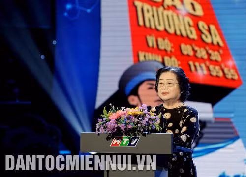 Bà Trương Mỹ Hoa, Chủ nhiệm Câu lạc bộ “Vì Hoàng Sa – Trường Sa thân yêu” phát biểu khai mạc chương trình “Xuân nơi đảo xa” lần 4