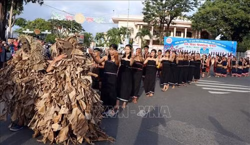 Đoàn nghệ nhân tỉnh Kon Tum trình diễn điệu xoang tại lễ hội. Ảnh: Quang Thái- TTXVN