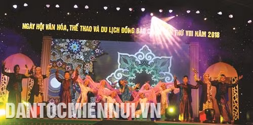 Tiết mục văn nghệ chào mừng Ngày hội Văn hóa, Thể thao và Du lịch đồng bào Chăm lần thứ VIII năm 2018. Ảnh: Công Mạo