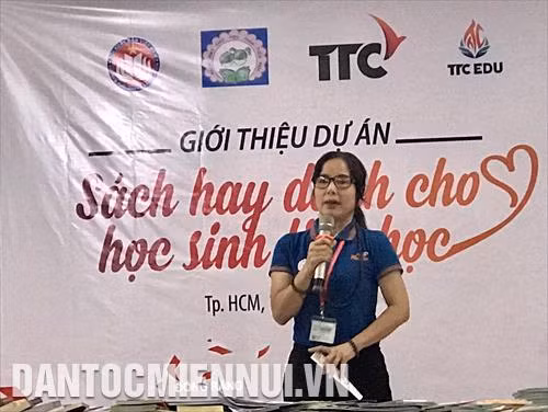 Cô giáo Hoàng Thị Thu Hiền - người khởi xướng dự án Sách hay dành cho học sinh tiểu học chia sẻ về hoạt động của dự án. Ảnh: Thu Hương