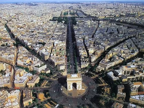 Vào năm 1806, Hoàng đế Napoléon I đã cho xây dựng Khải Hoàn Môn (tiếng Pháp gọi là L’arc de triomphe de l’Étoile) để tôn vinh quân đội, kỷ niệm chiến thắng lẫy lừng của các đạo quân Pháp. Khải Hoàn Môn tọa lạc tại đầu phía tây của Đại lộ Champs-Elysées, giữa quảng trường Étoile - khu vực tập trung khách du lịch. Năm 1616, Hoàng hậu Marie de Médicis đã cho mở một con đường dài có trồng cây hai bên để đi dạo, đó chính là đại lộ này. Công trình do vị kiến trúc sư Jean-Francois Chalgrin (1739-1811) vẽ kiểu theo các đài chiến thắng của thành phố Rome cổ. Bốn tác phẩm điêu khắc lớn nhất là Xuất quân 1792 và Khải hoàn 1810 phía Champs-Elysées, Kháng chiến 1814 và Hòa bình 1815 phía Grande-Armée. Trong đó Xuất quân nổi tiếng hơn cả. Tác phẩm của nhà điêu khắc François Rude cao 11,6 mét, rộng 6 mét. Mặt phía trong bốn chân của Khải Hoàn Môn được trang trí bằng các bức phù điêu miêu tả những trận đánh nổi tiếng. 6 bức phù điêu, 4 phía trên các tượng đài và 2 ở các cạnh bên mô tả những giai đoạn, sự kiện của cách mạng Pháp và đế chế. Ngoài ra bề mặt Khải Hoàn Môn còn có các phù điêu nhỏ khác. Khải Hoàn Môn có kiến trúc vòng cung lớn nhất thế giới với chiều cao 50 mét, rộng 45 mét. Bên dưới vòm cung là phần mộ chiến sĩ vô danh của hai cuộc Thế chiến (từ năm 1920). Vị trí của Khải Hoàn Môn là điểm giao của 12 đại lộ và ba quận. Để tới chân công trình, lối đi có tên Passage du Souvenir được xây dựng ngầm dưới quảng trường. Khải Hoàn Môn từng được dùng làm địa điểm cho các lễ quốc táng. Lễ quốc táng lớn nhất là của Đại văn hào Victor Hugo (năm 1885). Linh cữu của ông được đặt dưới vòm cung để toàn dân Paris tỏ lòng tôn kính. Việc xây dựng từng gặp trở ngại khi Hoàng đế Napoléon I không còn cai trị nước Pháp năm 1814, nhưng sau đó đã được hoàn thành vào năm 1836 dưới triều Vua Louis Philippe. 4 năm sau, hài cốt của Napoléon từ đảo Saint Helena được mang về Pháp, đưa qua Khải Hoàn Môn và chôn cất tại điện Invalides. Khải Hoàn Môn được trang trí bằng nhiều phần điêu khắc nổi, đặc biệt là nhóm các hình nổi có tên "La Marseillaise" hay "Đoàn người tình nguyện ra trận" (The Departure of the Volunteers) do Francois Rude tạc vào năm 1836. Tại đây có khắc tên của hàng trăm danh tướng đại quân Pháp thời Napoléon. Khải Hoàn Môn đứng thứ 10 trong các công trình thu hút nhất của Paris.