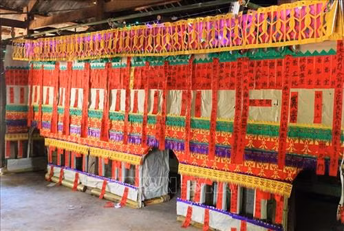 Đàn lễ để tổ chức lễ Tủ Cải. Ảnh: Phan Tuấn Anh - TTXVN Các thầy cúng trong lễ Tủ Cải của đồng bào Dao Quần chẹt. Ảnh: Phan Tuấn Anh - TTXVN Hai cậu bé được gia đình làm lễ Tủ Cải. Ảnh: Phan Tuấn Anh - TTXVN Các cậu bé đứng trên bồ đài trước khi rơi xuống để làm lễ. Ảnh: Phan Tuấn Anh - TTXVN