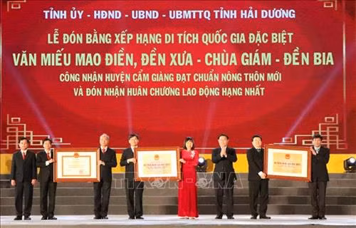 Đồng chí Vương Đình Huệ, Ủy viên Bộ Chính trị, Phó Thủ tướng Chính phủ trao tặng Bằng xếp hạng Di tích Quốc gia đặc biệt, Bằng công nhận huyện đạt chuẩn nông thôn mới cho lãnh đạo, cán bộ và nhân dân tỉnh Hải Dương. Ảnh: Mạnh Tú - TTXVN