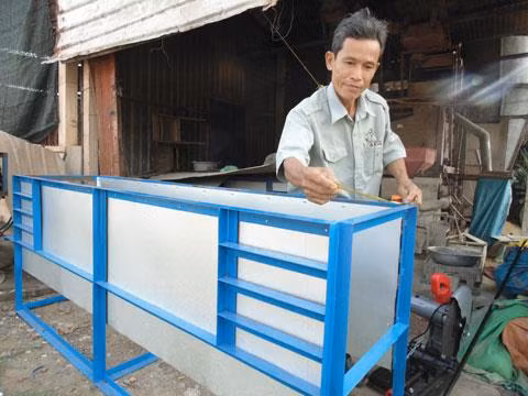 Anh Sơn đang sản xuất máy. Nguồn ảnh: baolongan.vn
