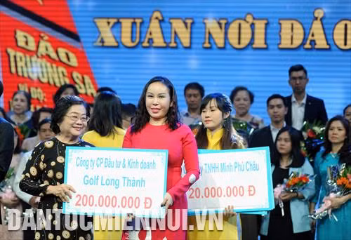 Các mạnh thường quân trao bảng tượng trưng hỗ trợ tiền cho đại diện câu lạc bộ “ Vì Hoàng Sa, Trường Sa thân yêu” tại chương trình