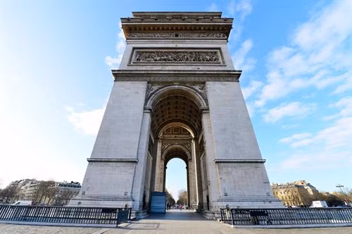 Vào năm 1806, Hoàng đế Napoléon I đã cho xây dựng Khải Hoàn Môn (tiếng Pháp gọi là L’arc de triomphe de l’Étoile) để tôn vinh quân đội, kỷ niệm chiến thắng lẫy lừng của các đạo quân Pháp. Khải Hoàn Môn tọa lạc tại đầu phía tây của Đại lộ Champs-Elysées, giữa quảng trường Étoile - khu vực tập trung khách du lịch. Năm 1616, Hoàng hậu Marie de Médicis đã cho mở một con đường dài có trồng cây hai bên để đi dạo, đó chính là đại lộ này. Công trình do vị kiến trúc sư Jean-Francois Chalgrin (1739-1811) vẽ kiểu theo các đài chiến thắng của thành phố Rome cổ. Bốn tác phẩm điêu khắc lớn nhất là Xuất quân 1792 và Khải hoàn 1810 phía Champs-Elysées, Kháng chiến 1814 và Hòa bình 1815 phía Grande-Armée. Trong đó Xuất quân nổi tiếng hơn cả. Tác phẩm của nhà điêu khắc François Rude cao 11,6 mét, rộng 6 mét. Mặt phía trong bốn chân của Khải Hoàn Môn được trang trí bằng các bức phù điêu miêu tả những trận đánh nổi tiếng. 6 bức phù điêu, 4 phía trên các tượng đài và 2 ở các cạnh bên mô tả những giai đoạn, sự kiện của cách mạng Pháp và đế chế. Ngoài ra bề mặt Khải Hoàn Môn còn có các phù điêu nhỏ khác. Khải Hoàn Môn có kiến trúc vòng cung lớn nhất thế giới với chiều cao 50 mét, rộng 45 mét. Bên dưới vòm cung là phần mộ chiến sĩ vô danh của hai cuộc Thế chiến (từ năm 1920). Vị trí của Khải Hoàn Môn là điểm giao của 12 đại lộ và ba quận. Để tới chân công trình, lối đi có tên Passage du Souvenir được xây dựng ngầm dưới quảng trường. Khải Hoàn Môn từng được dùng làm địa điểm cho các lễ quốc táng. Lễ quốc táng lớn nhất là của Đại văn hào Victor Hugo (năm 1885). Linh cữu của ông được đặt dưới vòm cung để toàn dân Paris tỏ lòng tôn kính. Việc xây dựng từng gặp trở ngại khi Hoàng đế Napoléon I không còn cai trị nước Pháp năm 1814, nhưng sau đó đã được hoàn thành vào năm 1836 dưới triều Vua Louis Philippe. 4 năm sau, hài cốt của Napoléon từ đảo Saint Helena được mang về Pháp, đưa qua Khải Hoàn Môn và chôn cất tại điện Invalides. Khải Hoàn Môn được trang trí bằng nhiều phần điêu khắc nổi, đặc biệt là nhóm các hình nổi có tên "La Marseillaise" hay "Đoàn người tình nguyện ra trận" (The Departure of the Volunteers) do Francois Rude tạc vào năm 1836. Tại đây có khắc tên của hàng trăm danh tướng đại quân Pháp thời Napoléon. Khải Hoàn Môn đứng thứ 10 trong các công trình thu hút nhất của Paris.