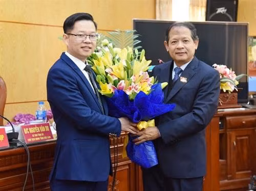 Chủ tịch Ủy ban Nhân dân tỉnh Bắc Kạn Lý Thái Hải chúc mừng ông Đinh Quang Tuyên. Ảnh: baobackan.org.vn