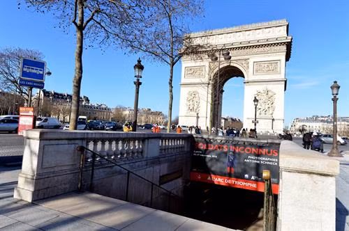 Vào năm 1806, Hoàng đế Napoléon I đã cho xây dựng Khải Hoàn Môn (tiếng Pháp gọi là L’arc de triomphe de l’Étoile) để tôn vinh quân đội, kỷ niệm chiến thắng lẫy lừng của các đạo quân Pháp. Khải Hoàn Môn tọa lạc tại đầu phía tây của Đại lộ Champs-Elysées, giữa quảng trường Étoile - khu vực tập trung khách du lịch. Năm 1616, Hoàng hậu Marie de Médicis đã cho mở một con đường dài có trồng cây hai bên để đi dạo, đó chính là đại lộ này. Công trình do vị kiến trúc sư Jean-Francois Chalgrin (1739-1811) vẽ kiểu theo các đài chiến thắng của thành phố Rome cổ. Bốn tác phẩm điêu khắc lớn nhất là Xuất quân 1792 và Khải hoàn 1810 phía Champs-Elysées, Kháng chiến 1814 và Hòa bình 1815 phía Grande-Armée. Trong đó Xuất quân nổi tiếng hơn cả. Tác phẩm của nhà điêu khắc François Rude cao 11,6 mét, rộng 6 mét. Mặt phía trong bốn chân của Khải Hoàn Môn được trang trí bằng các bức phù điêu miêu tả những trận đánh nổi tiếng. 6 bức phù điêu, 4 phía trên các tượng đài và 2 ở các cạnh bên mô tả những giai đoạn, sự kiện của cách mạng Pháp và đế chế. Ngoài ra bề mặt Khải Hoàn Môn còn có các phù điêu nhỏ khác. Khải Hoàn Môn có kiến trúc vòng cung lớn nhất thế giới với chiều cao 50 mét, rộng 45 mét. Bên dưới vòm cung là phần mộ chiến sĩ vô danh của hai cuộc Thế chiến (từ năm 1920). Vị trí của Khải Hoàn Môn là điểm giao của 12 đại lộ và ba quận. Để tới chân công trình, lối đi có tên Passage du Souvenir được xây dựng ngầm dưới quảng trường. Khải Hoàn Môn từng được dùng làm địa điểm cho các lễ quốc táng. Lễ quốc táng lớn nhất là của Đại văn hào Victor Hugo (năm 1885). Linh cữu của ông được đặt dưới vòm cung để toàn dân Paris tỏ lòng tôn kính. Việc xây dựng từng gặp trở ngại khi Hoàng đế Napoléon I không còn cai trị nước Pháp năm 1814, nhưng sau đó đã được hoàn thành vào năm 1836 dưới triều Vua Louis Philippe. 4 năm sau, hài cốt của Napoléon từ đảo Saint Helena được mang về Pháp, đưa qua Khải Hoàn Môn và chôn cất tại điện Invalides. Khải Hoàn Môn được trang trí bằng nhiều phần điêu khắc nổi, đặc biệt là nhóm các hình nổi có tên "La Marseillaise" hay "Đoàn người tình nguyện ra trận" (The Departure of the Volunteers) do Francois Rude tạc vào năm 1836. Tại đây có khắc tên của hàng trăm danh tướng đại quân Pháp thời Napoléon. Khải Hoàn Môn đứng thứ 10 trong các công trình thu hút nhất của Paris.