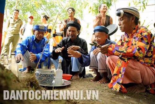 Thầy cúng và gia chủ thực hiện nghi thức đưa Kago về nhà mồ và rước linh hồn người quá cố về cúng Padhi (đám lớn)