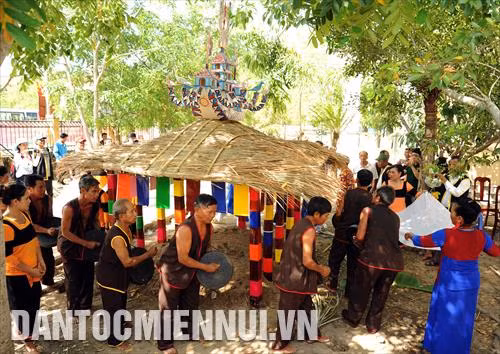Lễ bỏ mả của đồng bào dân tộc Raglai được diễn ra trong ba ngày