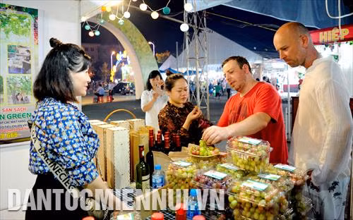 Du khách quốc tế tham quan, thưởng thức nho tại các gian hàng của Hội chợ công thương Ninh Thuận 2019