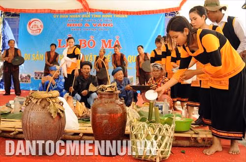 Lễ cúng Padhi tống tiễn vong linh người quá cố về với tổ tiên, từng người đem gạo, rượu trắng cho vào Bai mak pariak (giỏ mã) cùng những lời khấn cầu chúc cho linh hồn atuw lên đường bình an