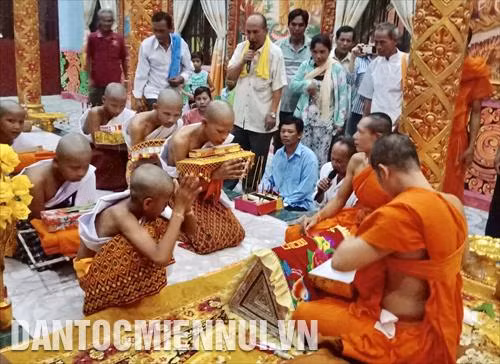 Nghi thức xuất gia cho con em đồng bào Khmer trong dịp Tết cổ truyền Chôl Chnăm Thmây 2019 tại chùa Thứ Năm (xã Nam Thái, huyện An Biên, Kiên Giang). Ảnh: Văn Ngọc