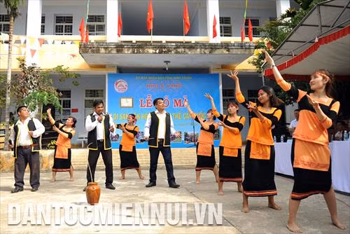 Một tiết mục ca múa truyền thống do các thanh niên Raglai trình diễn tại xã Phước Chiến (huyện Thuận Bắc, tỉnh Ninh Thuận)