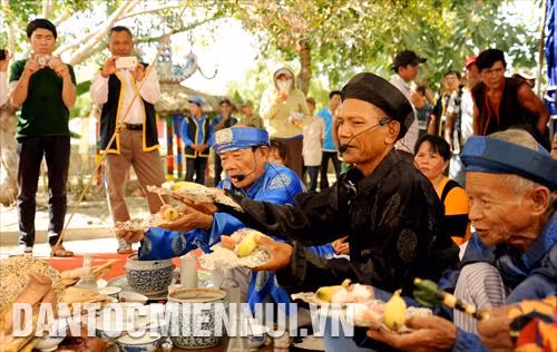 Các thầy cúng thực hiện nghi thức tống tiễn vong linh ngưới quá cố về với tổ tiên