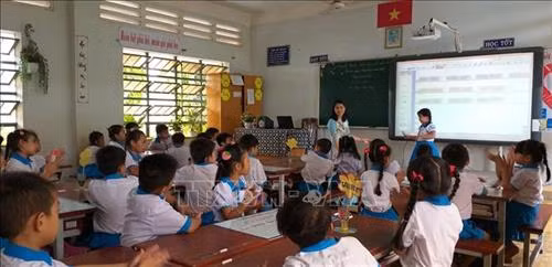 Một trò chơi trong giờ Tiếng Việt giúp các em học sinh hiểu bài, tiếp thu kiến thức nhanh hơn. Ảnh: Lê Xuân-TTXVN