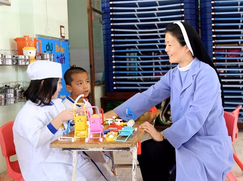 Sơ Cao Thị Kim Trâm trong giờ dạy học cho các em.