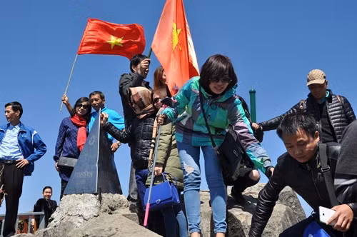 Nhờ có hệ thống cáp treo Fansipan – Sapa, nhiều du khách đã thực hiện được giấc mơ chinh phục “nóc nhà Đông Dương”.